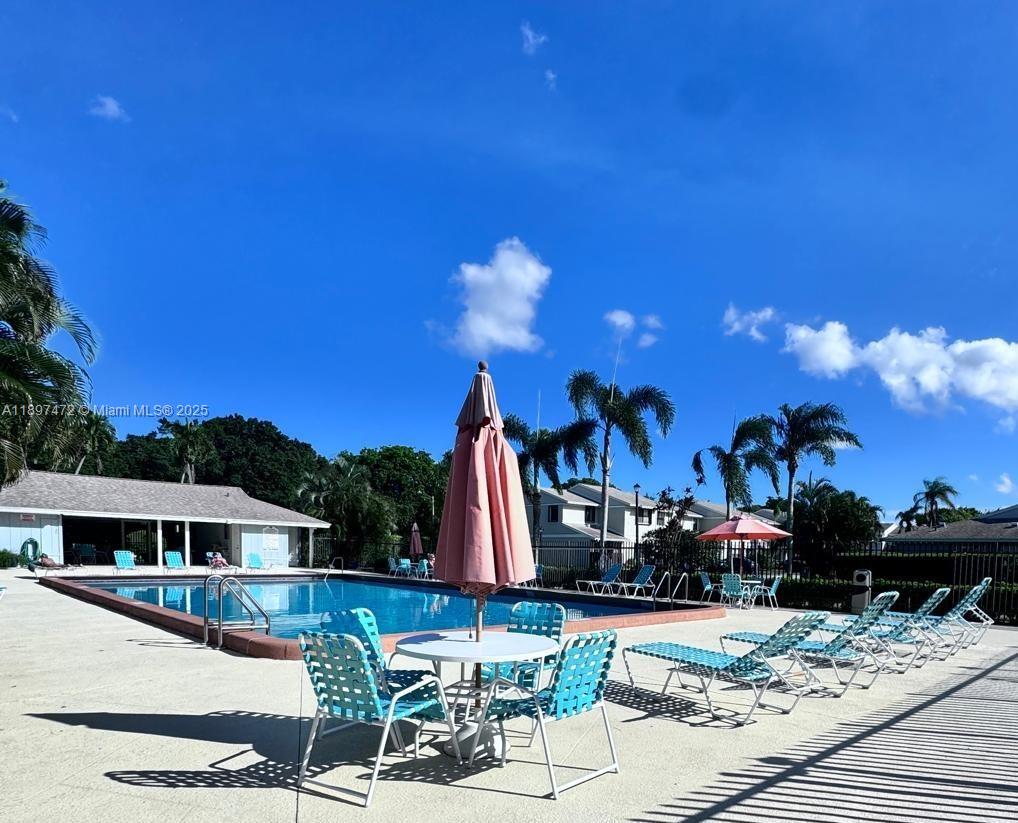 COUNTRY LAKE - Residential Lease