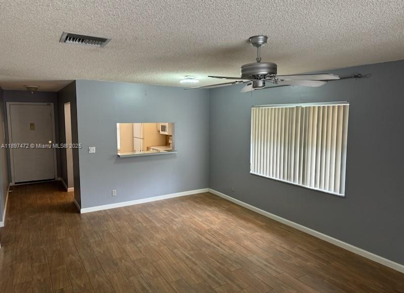 COUNTRY LAKE - Residential Lease