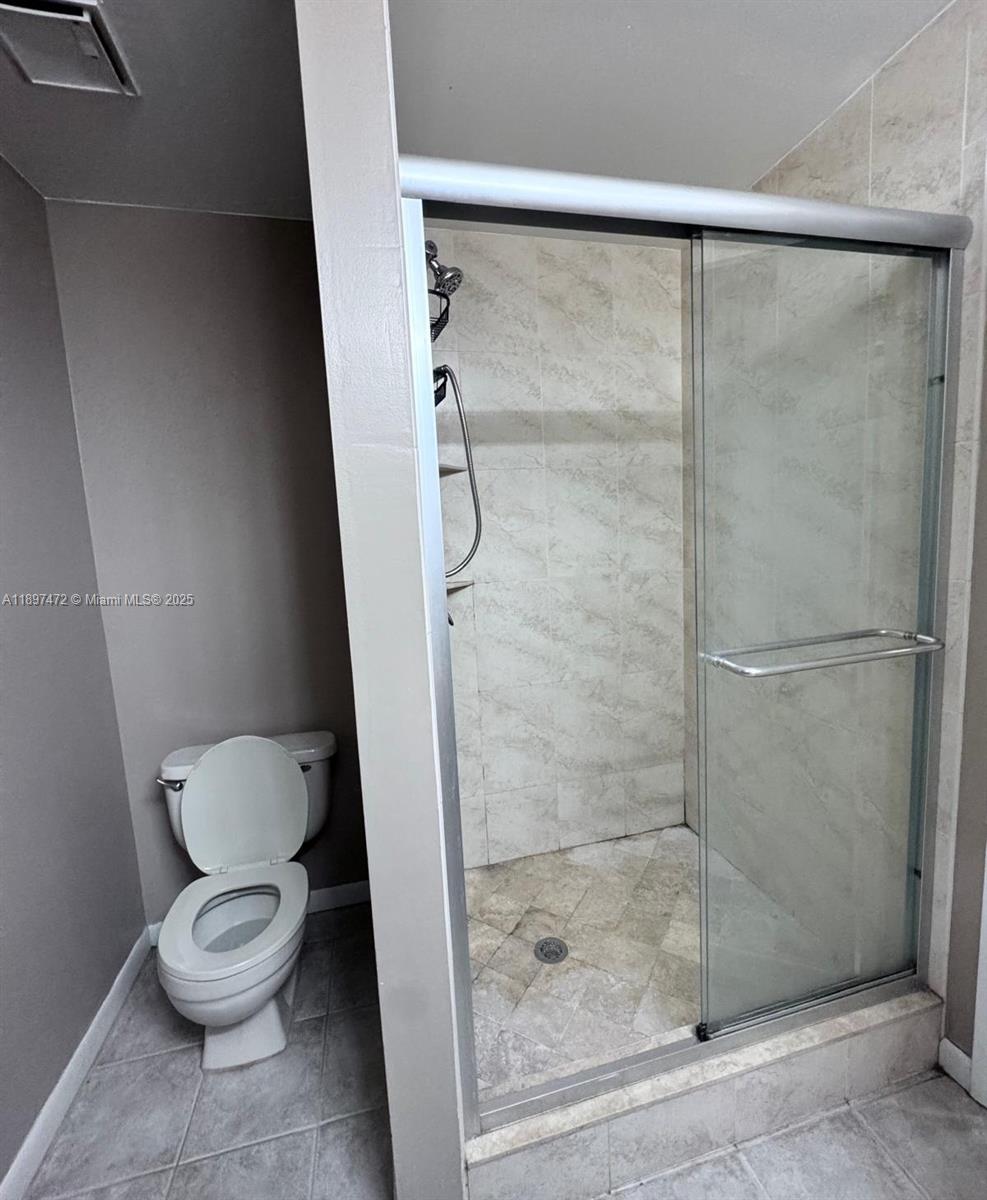COUNTRY LAKE - Residential Lease