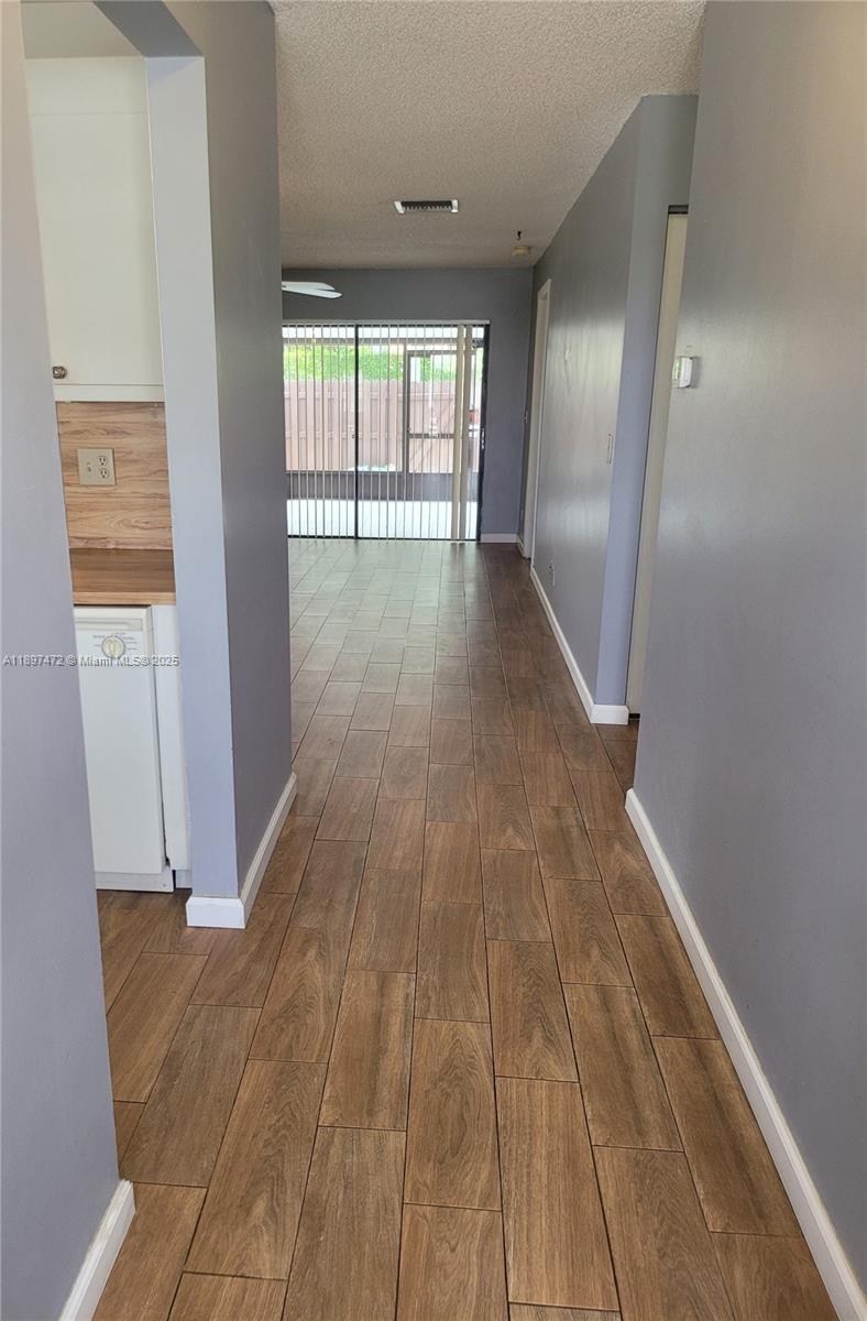 COUNTRY LAKE - Residential Lease