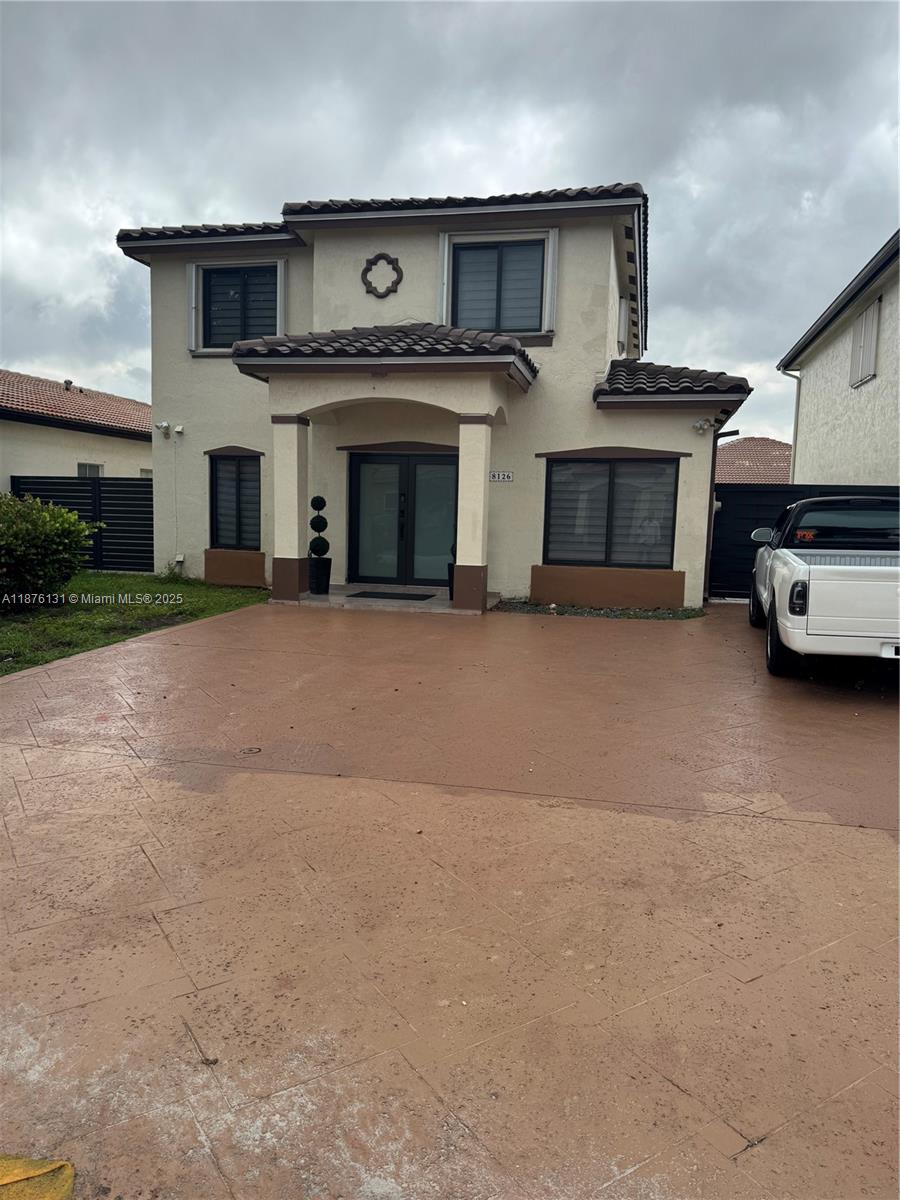 Nice villa ready to move, close to miami Lakes with a good neighborhood and schools. The property has many upgrades and remodeled with spacious parking. Please, appointment 24 h before,call listing agent.