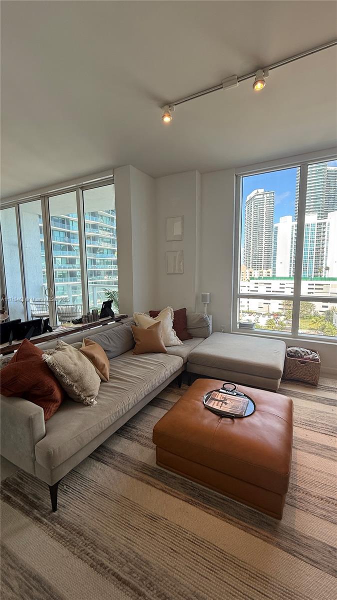 THE CRIMSON CONDO - Residential