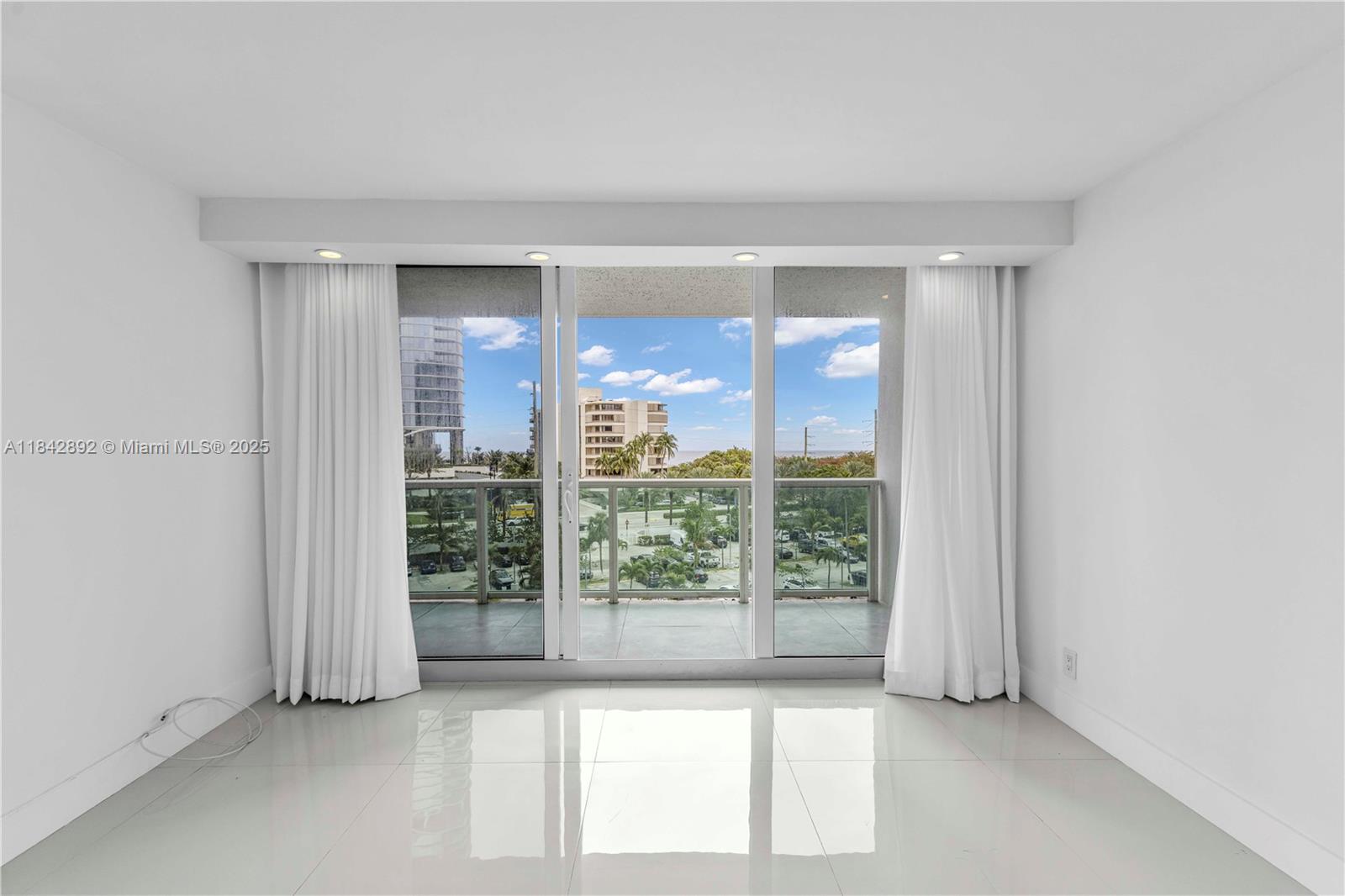 100 Bayview Dr 508, Sunny Isles Beach, FL, 33160/$520,000 3 100 Bayview Dr 508