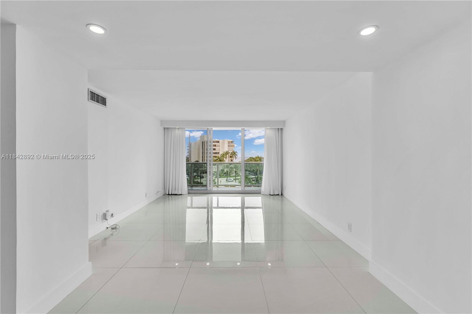 100 Bayview Dr 508, Sunny Isles Beach, FL, 33160/$520,000 2 100 Bayview Dr 508