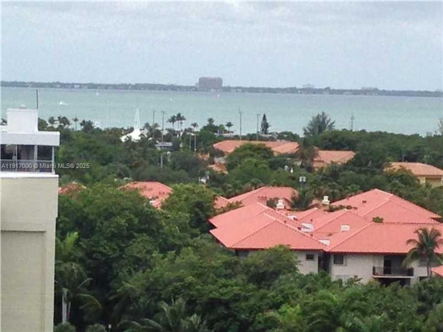 2 BED 2 BATH IN THE DESIRABLE COMMODORE CLUB SOUTH IN KEY BISCANE ISLAND LIVING AT IT'S BEST   AMENTIES POOL, GYM, CLUBROOM, BEACH CHAIRS, AND UMBRELLAS CALL LISTING AGENT FOR SHOWING