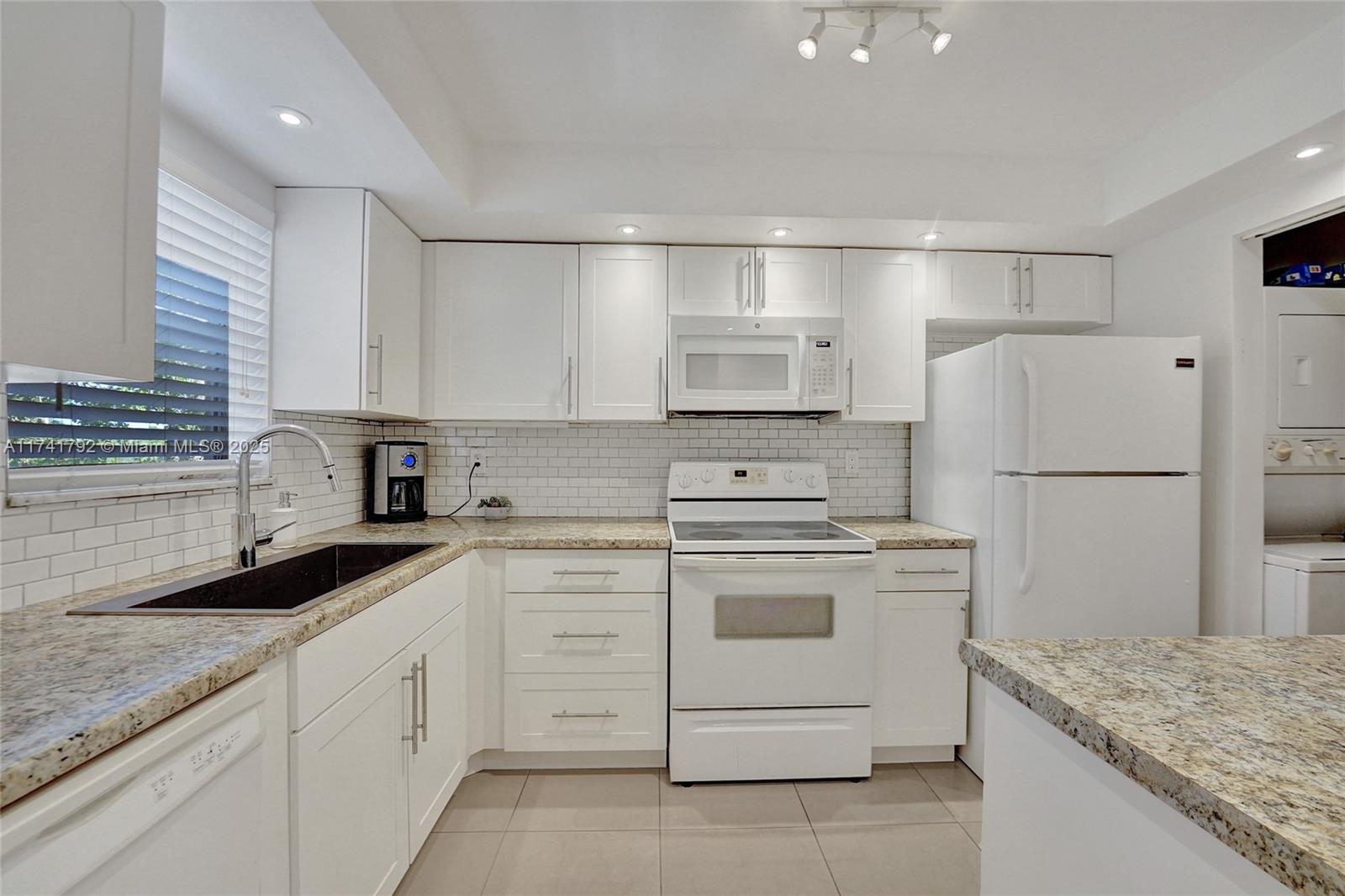 6080 Nw 44th St 401, Lauderhill, Miami-Dade County, Florida - 2 Bedrooms  
2 Bathrooms - 