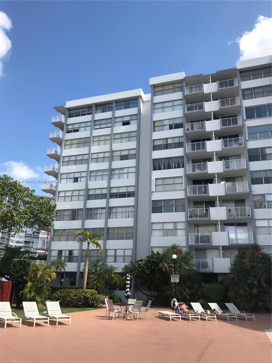 FOR SALE spacious 1/1 condo in Miami Gardens. Convenient location just minutes
from I-95, shopping centers, restaurants, and famous Aventura Mall. Great community with many amenities enjoy. Stainless Steel refrigerator, stove & dishwasher recently installed. One parking space assign and guest parking. Great opportunity for investors. Low maintenance.