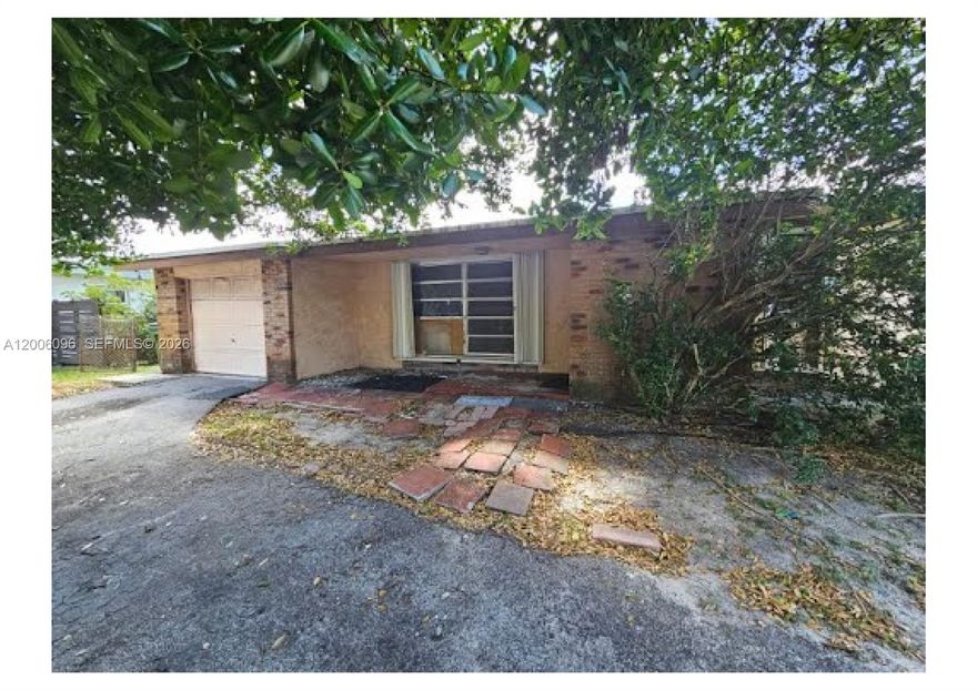 Here's an amazing deal located in Pembroke Pines. Price to sell. Great property for an investor or first-time buyer. 
Short walk to top rated schools. Large backyard room for a pool and ideal for kids and pets. Expecting to sell quickly. Easy to show.
