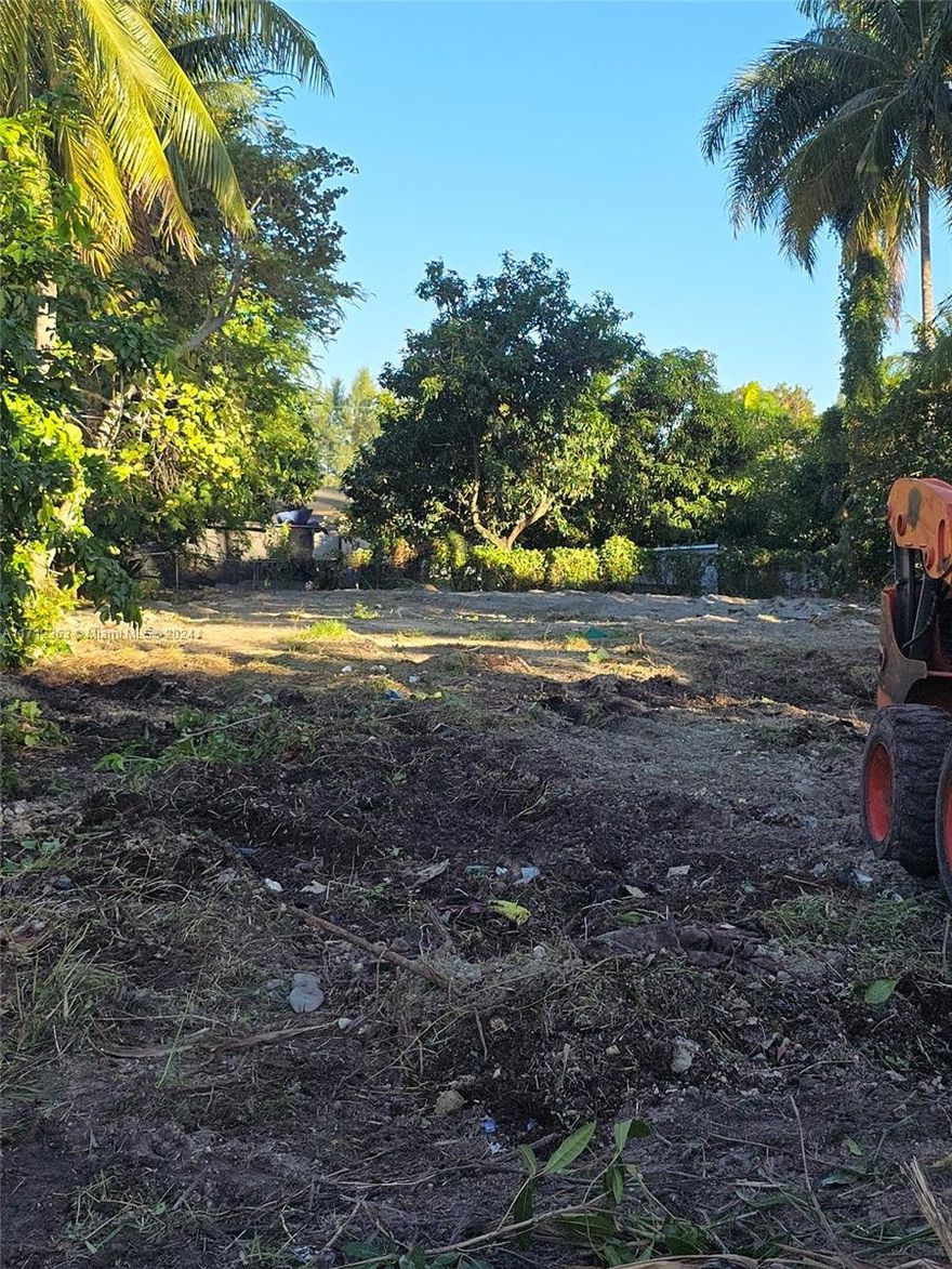 Great residential land !! Seller has the zoning approval to build 21 units, in a building of 8th floors. Amaizing location!! Only 2 blocks from the new community from Lennar WestView. Miami Dade College is Less than 5 minutes.
Call me if you have any questions