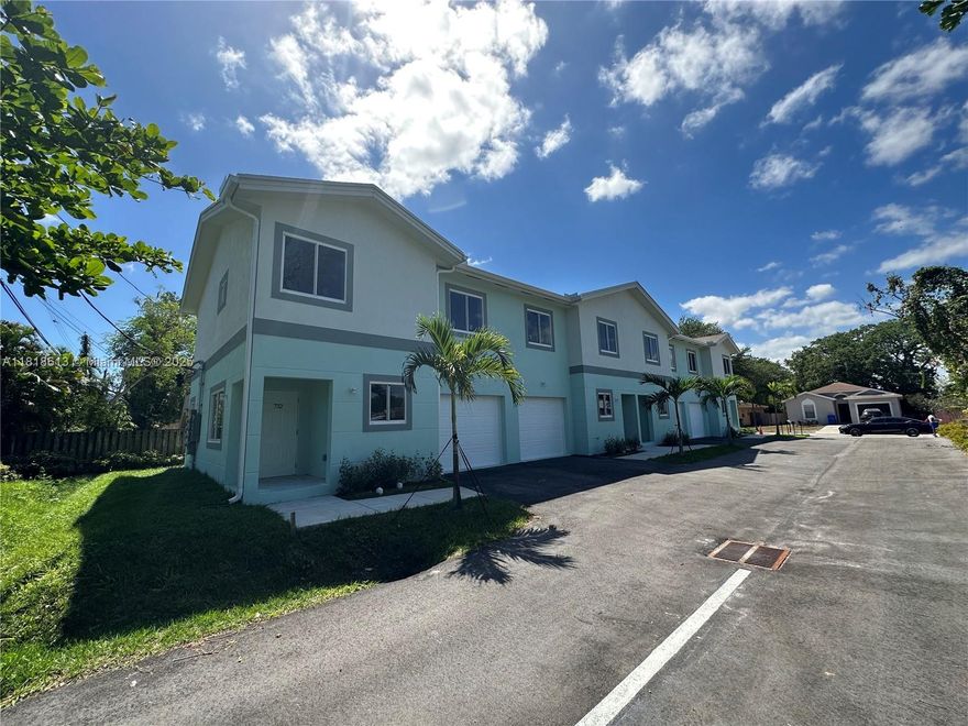 LANDLORD OFFERING ONE MONTH FREE RENT!! Brand New Constructed Townhouse in Ft. Lauderdale. 3 Bedrooms, 2.5 Bathrooms, 1 car Garage and 1 additional designated parking spot. Stainless steel appliances, Washer/Dryer in garage. Very close proximity to Las Olas Blvd, highways, airport, the beach, and all restaurants and entertainment.