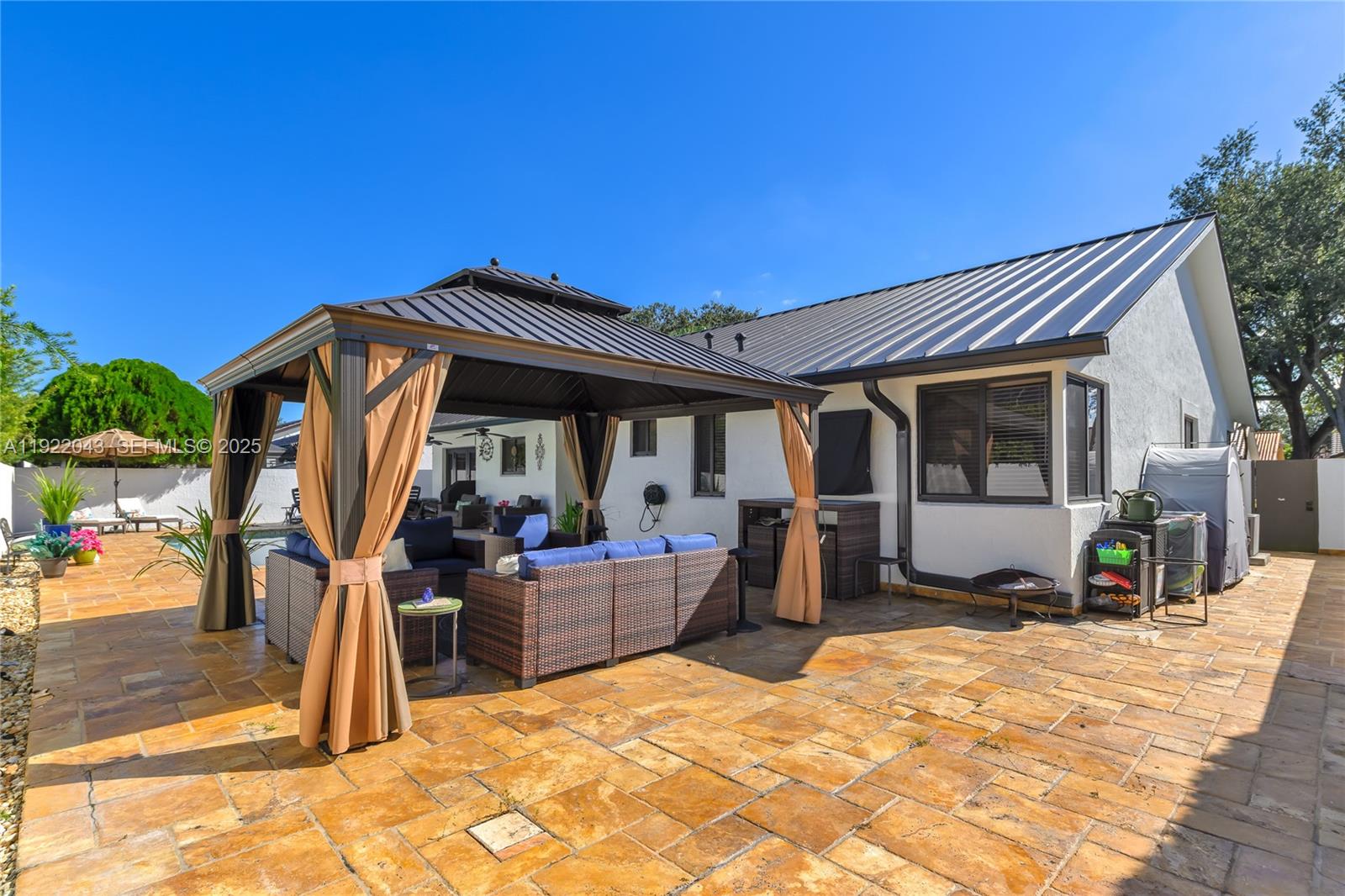 ROYAL LAKES - Residential