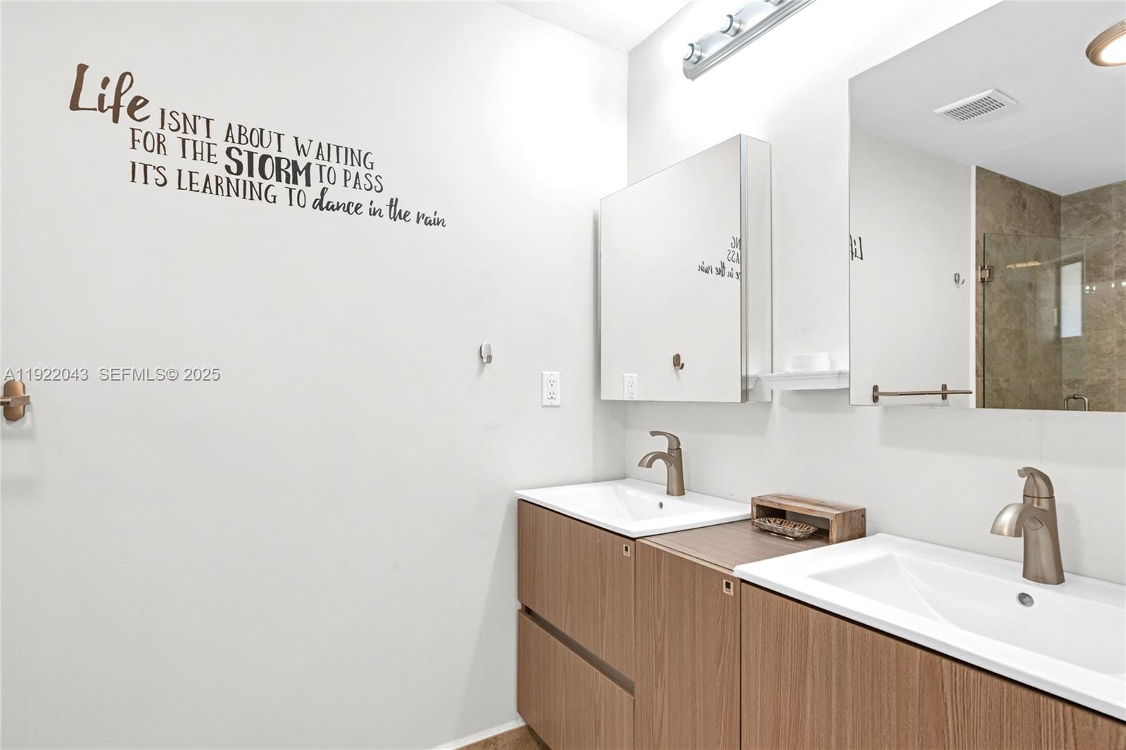 ROYAL LAKES - Residential