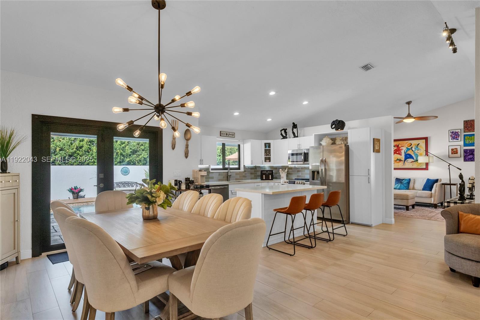 ROYAL LAKES - Residential