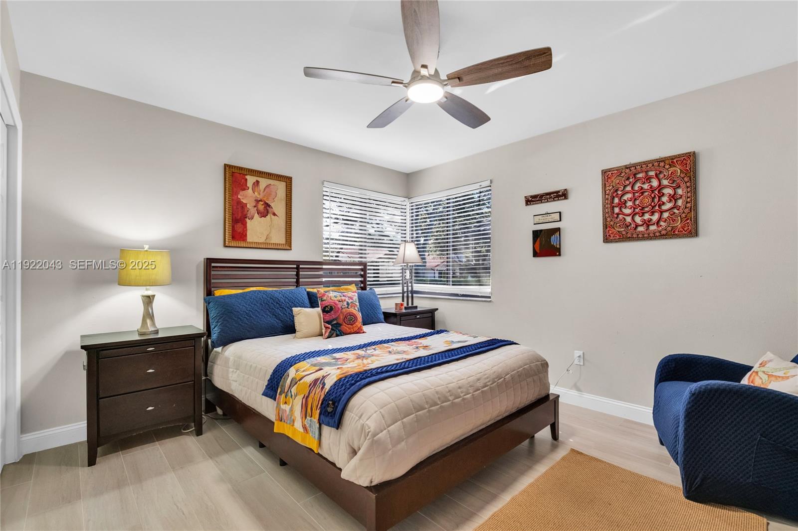 ROYAL LAKES - Residential