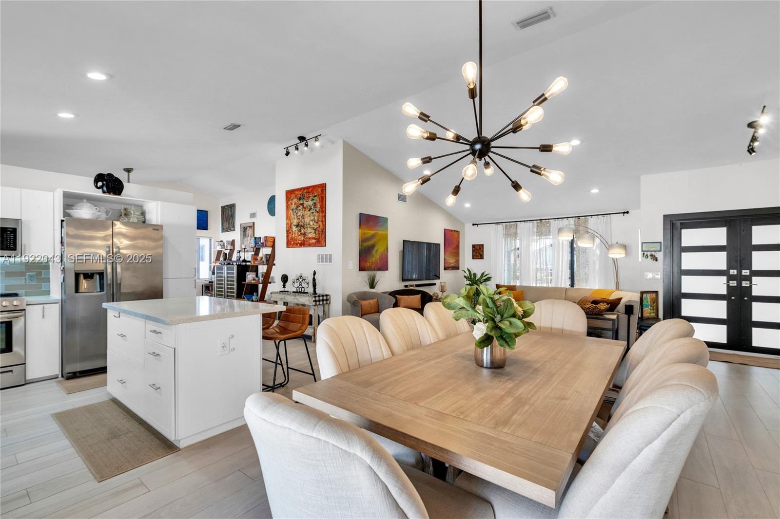 ROYAL LAKES - Residential