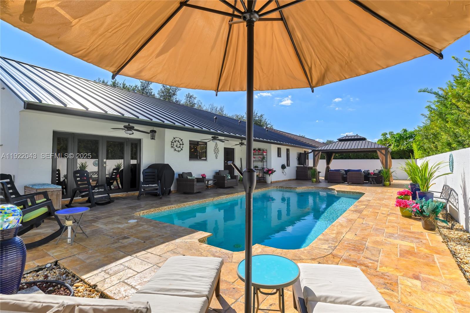 ROYAL LAKES - Residential