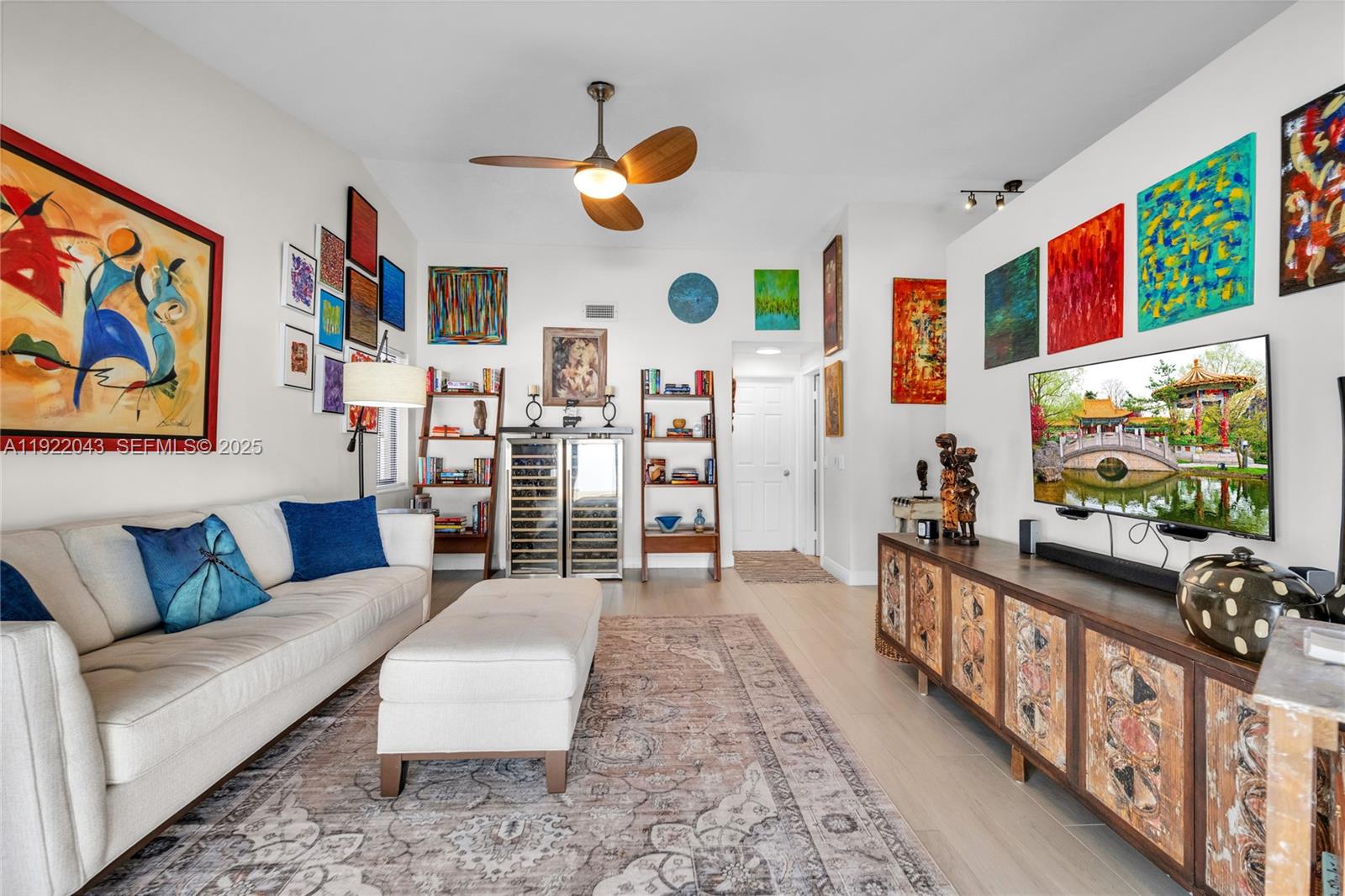 ROYAL LAKES - Residential