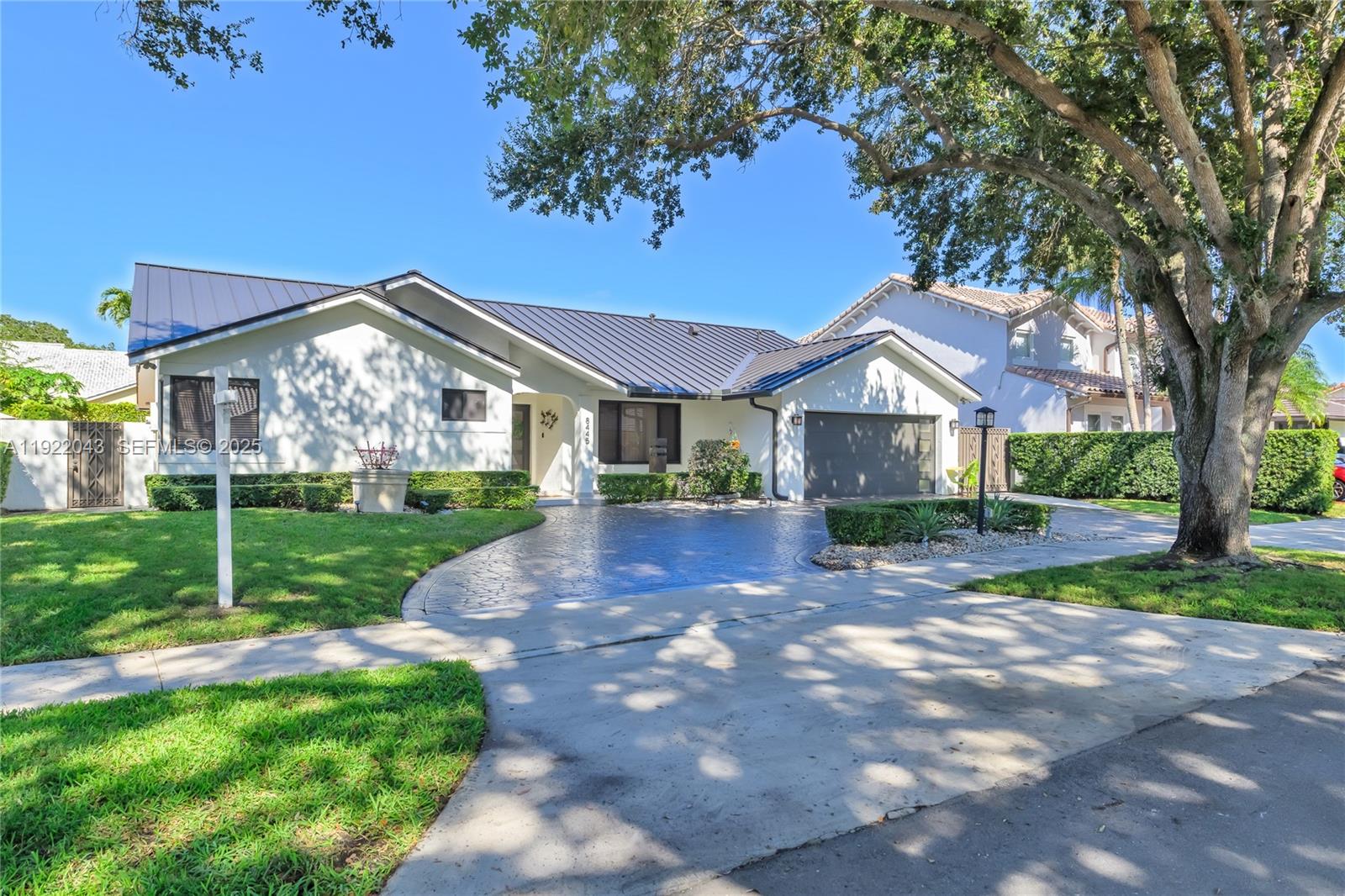 ROYAL LAKES - Residential