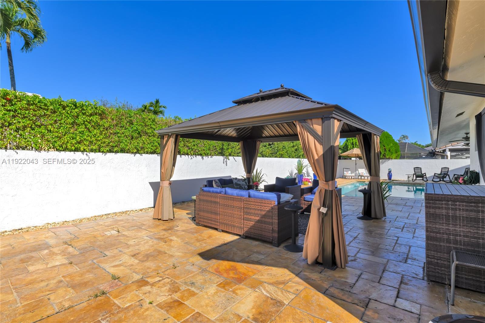 ROYAL LAKES - Residential