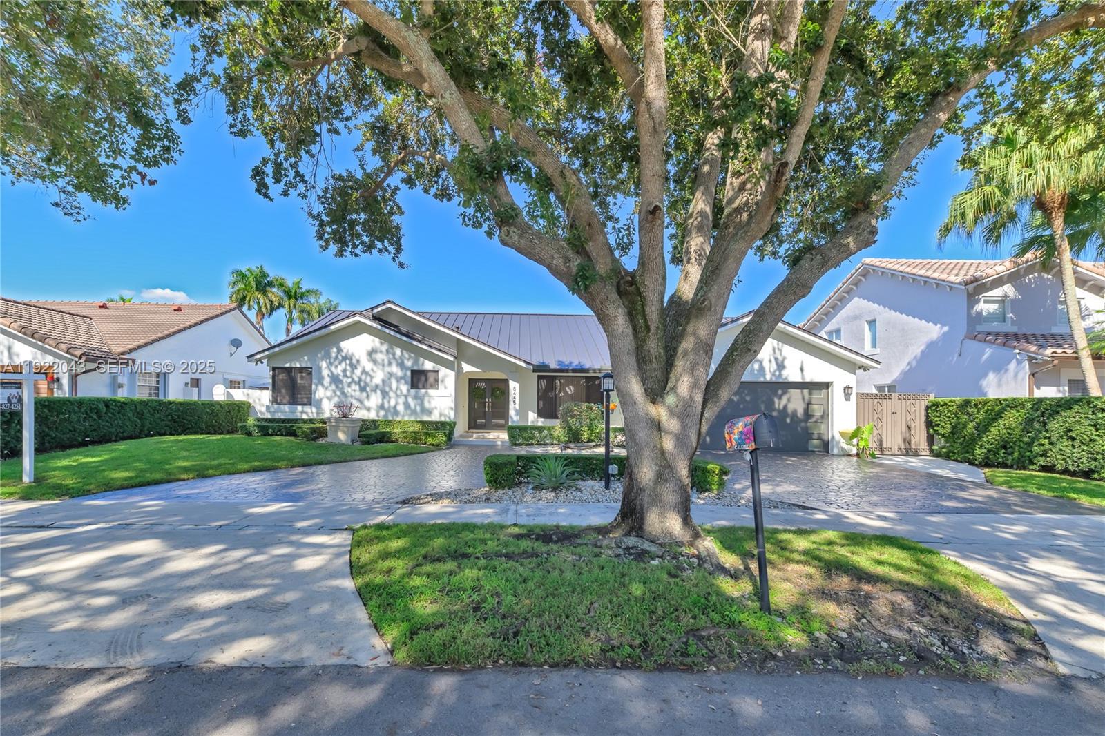 ROYAL LAKES - Residential