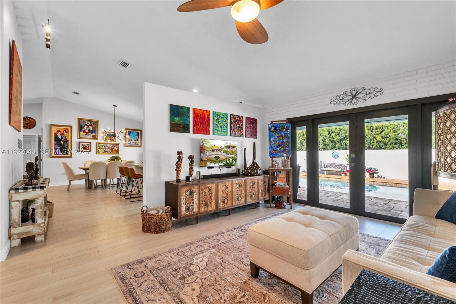 ROYAL LAKES - Residential