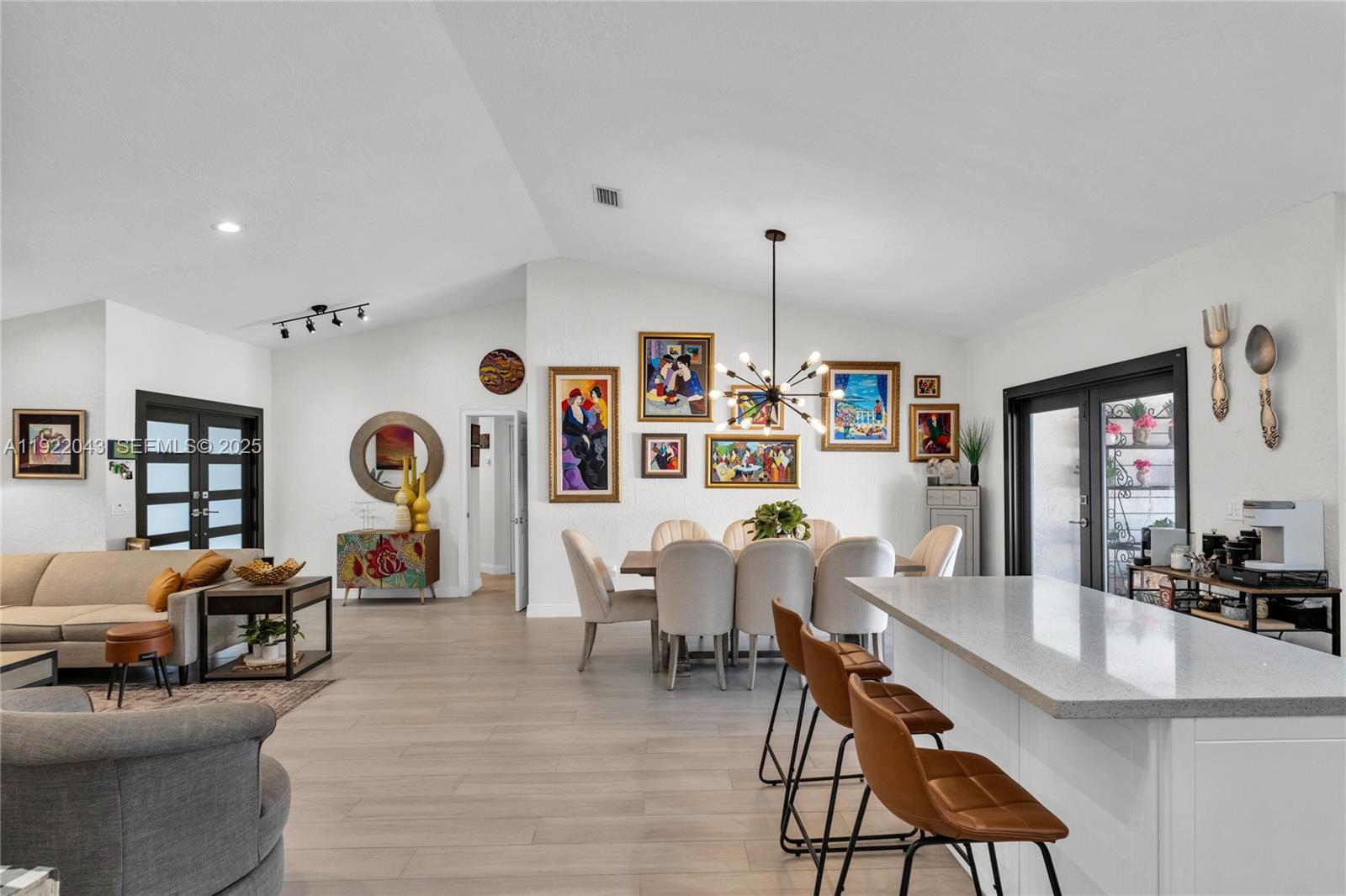 ROYAL LAKES - Residential