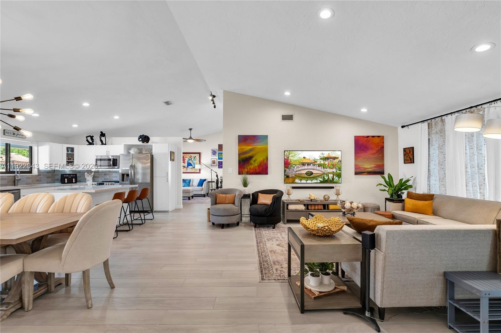 ROYAL LAKES - Residential