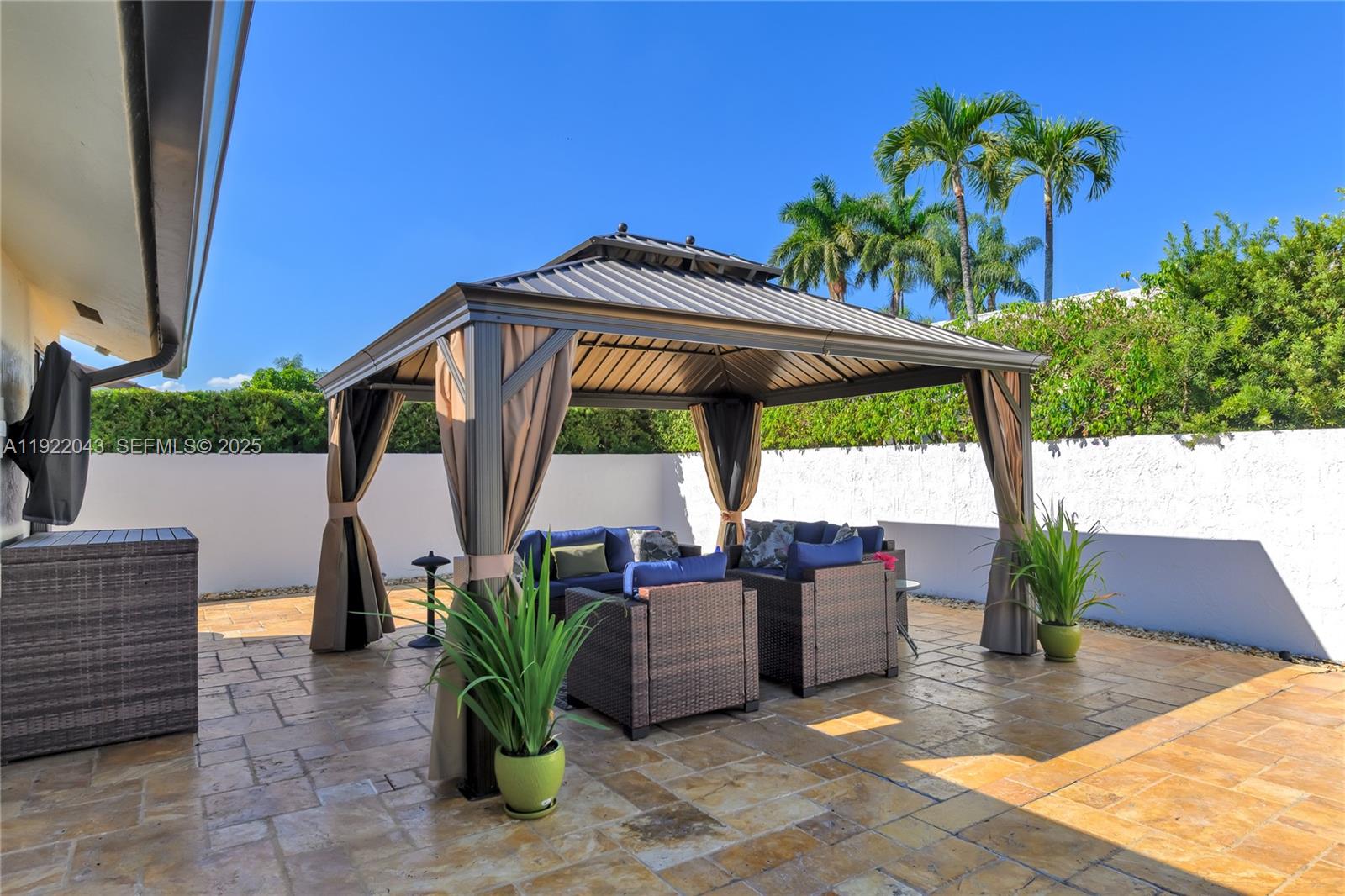 ROYAL LAKES - Residential