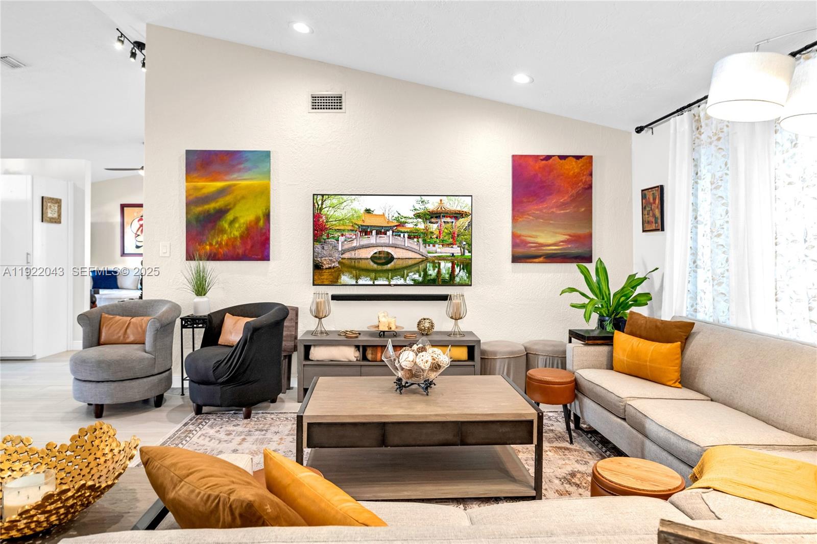 ROYAL LAKES - Residential