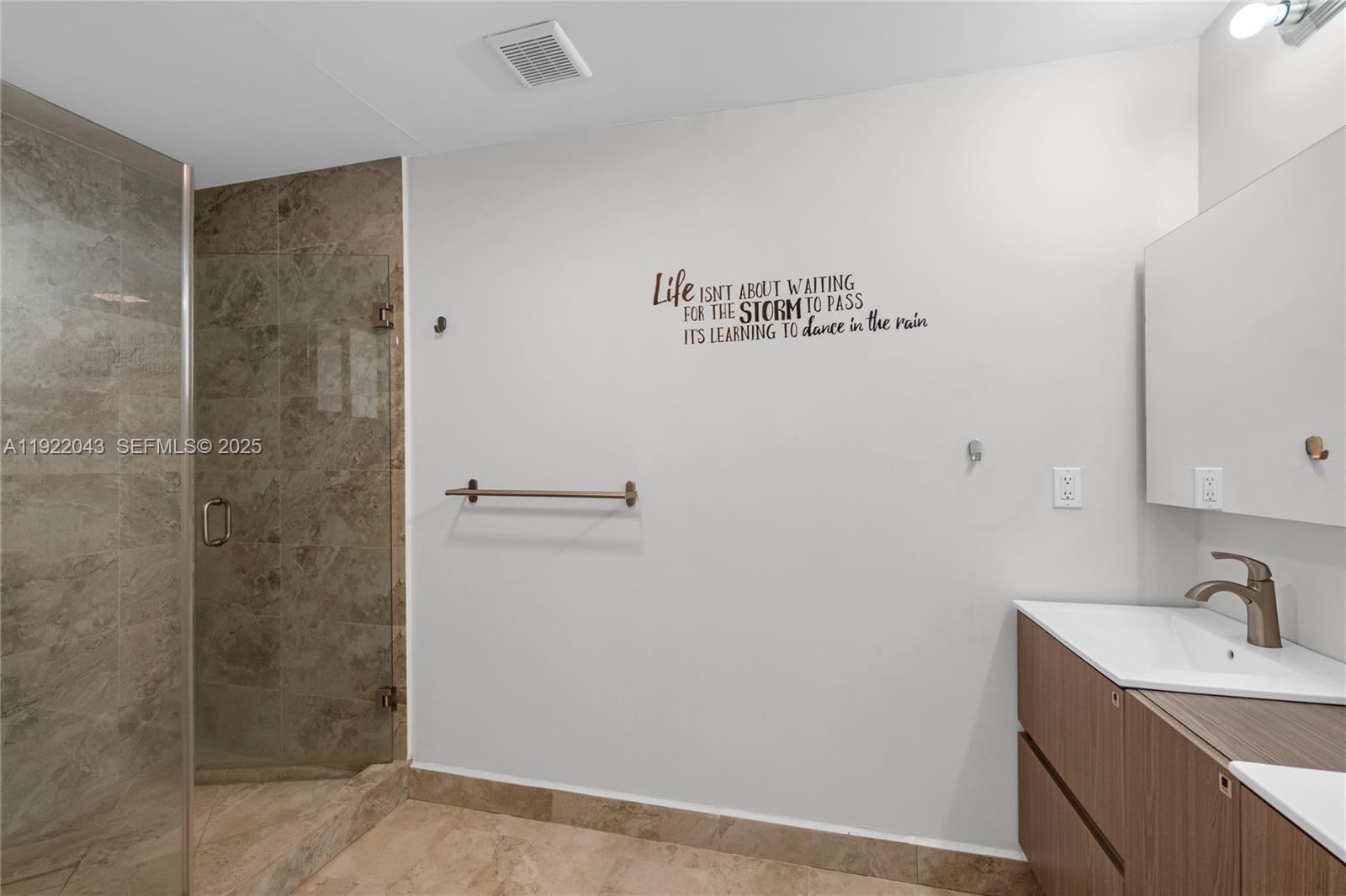 ROYAL LAKES - Residential