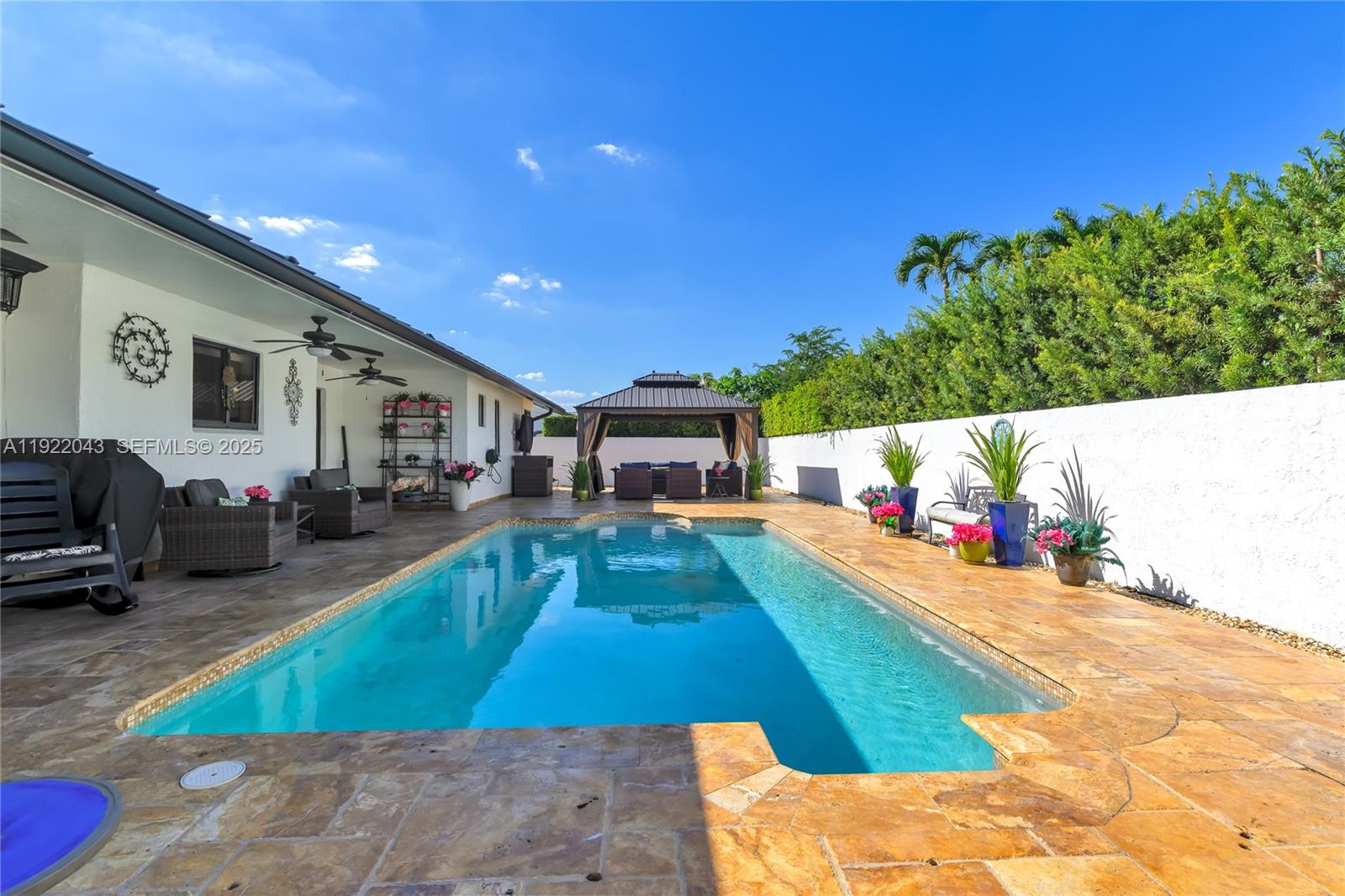 ROYAL LAKES - Residential