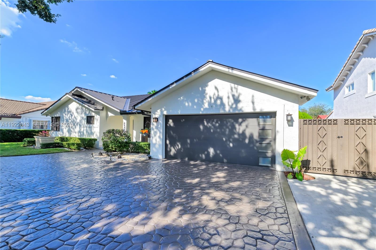 ROYAL LAKES - Residential