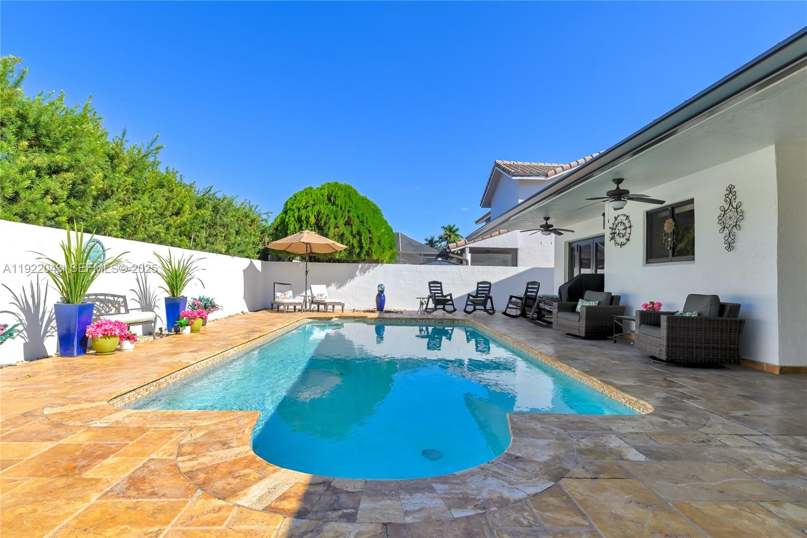 ROYAL LAKES - Residential