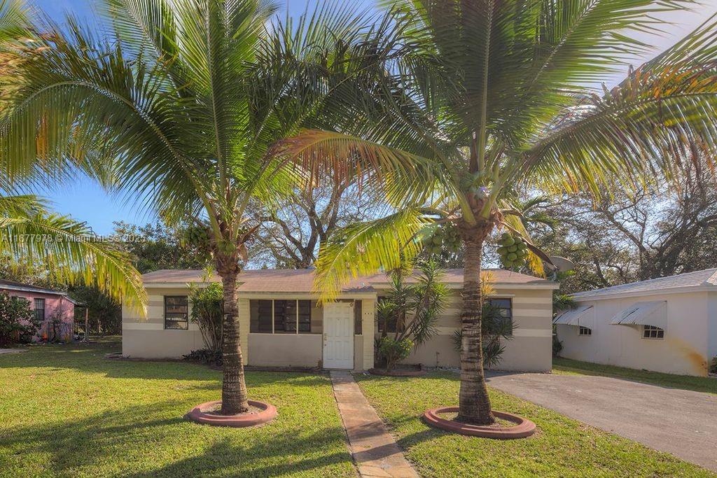 Beautiful 5/2 in the heart of North Miami, large back yard, drive way, lots of windows, tree line street