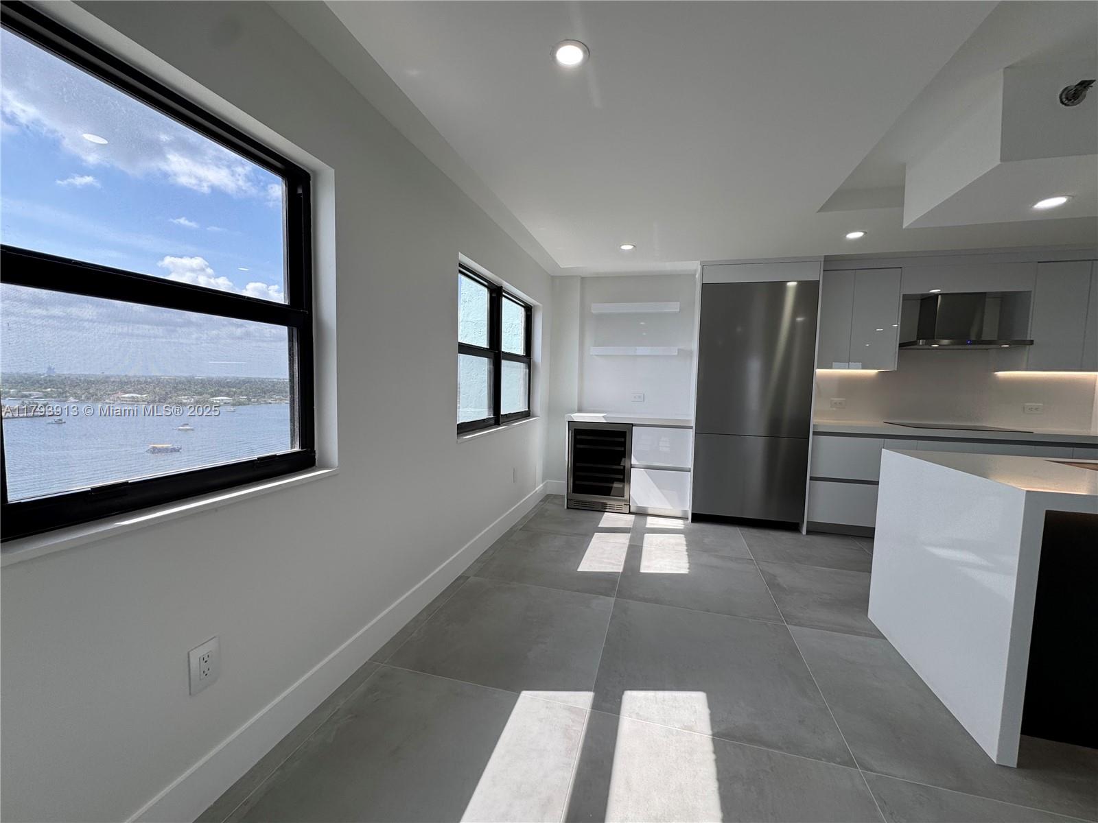 SUMMIT CONDO - Residential
