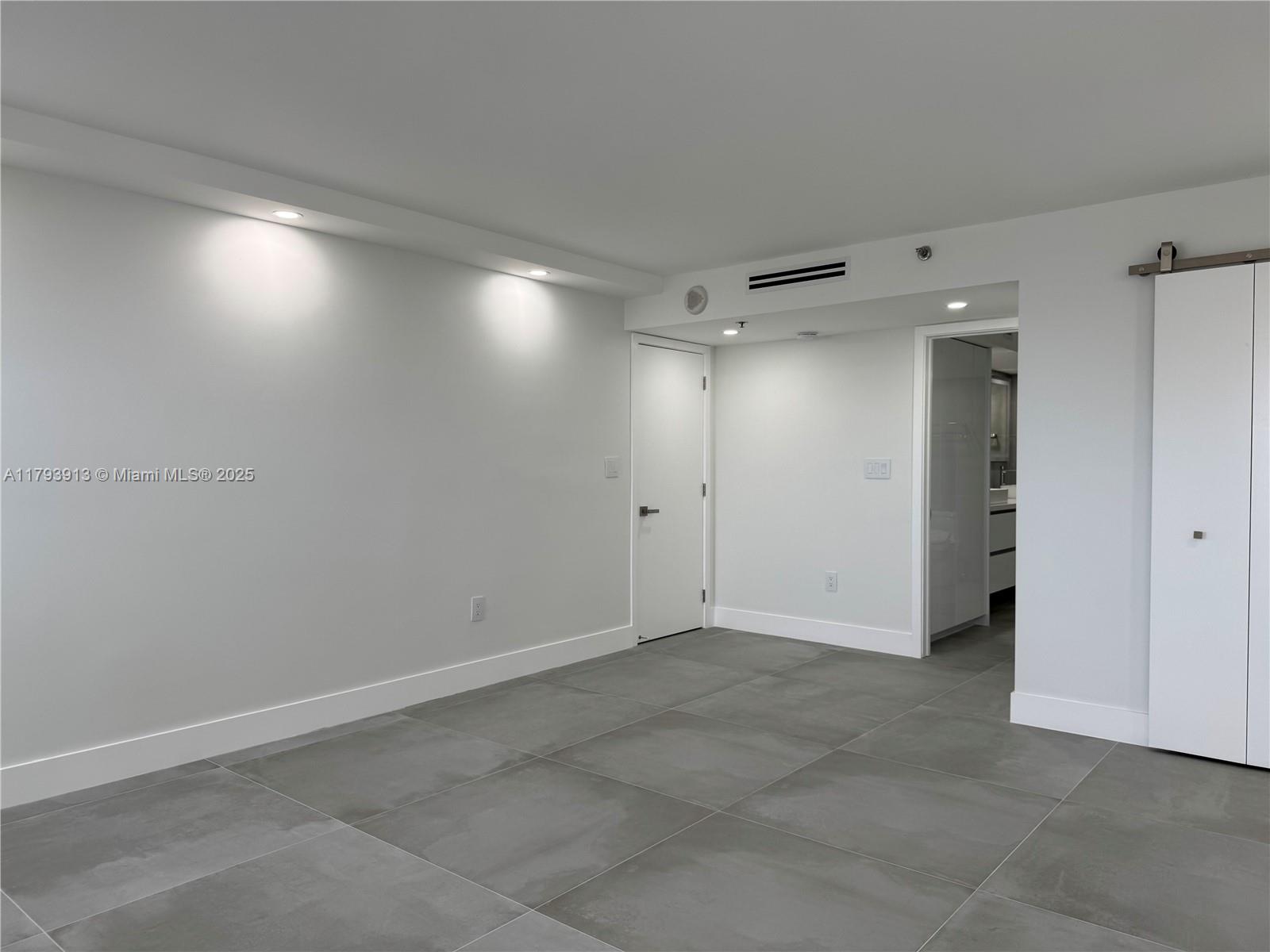SUMMIT CONDO - Residential