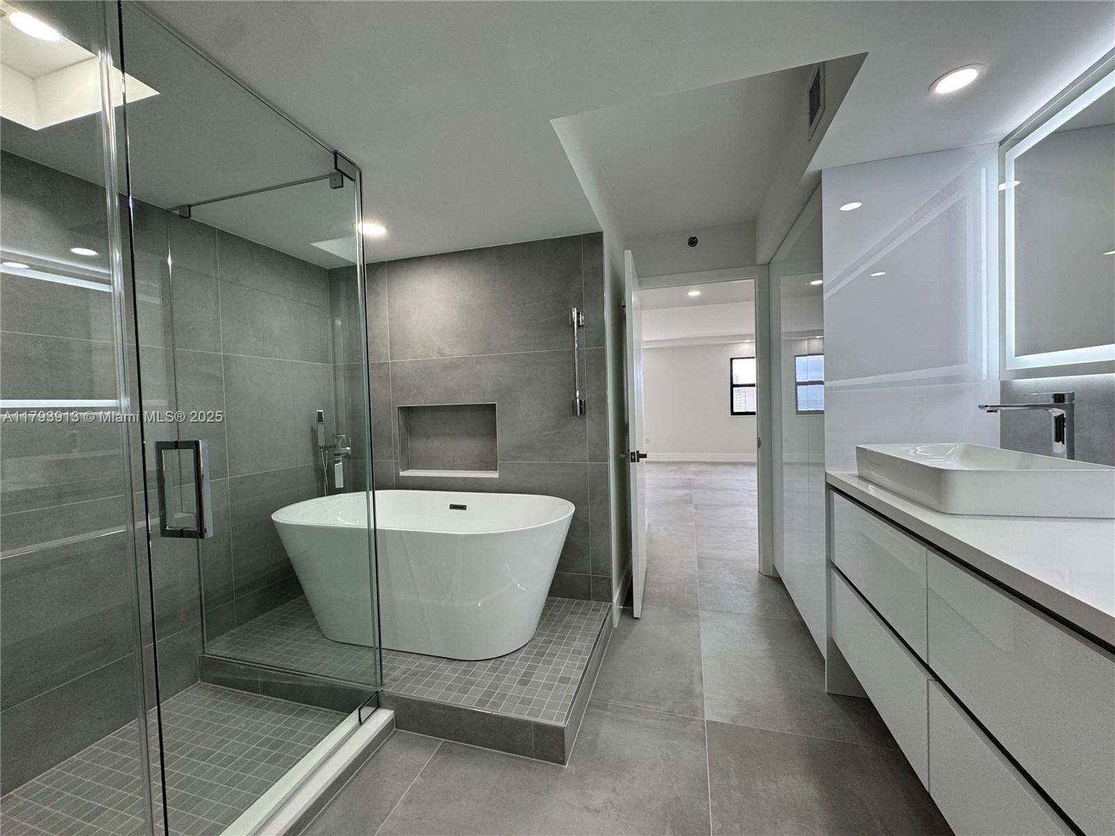 SUMMIT CONDO - Residential