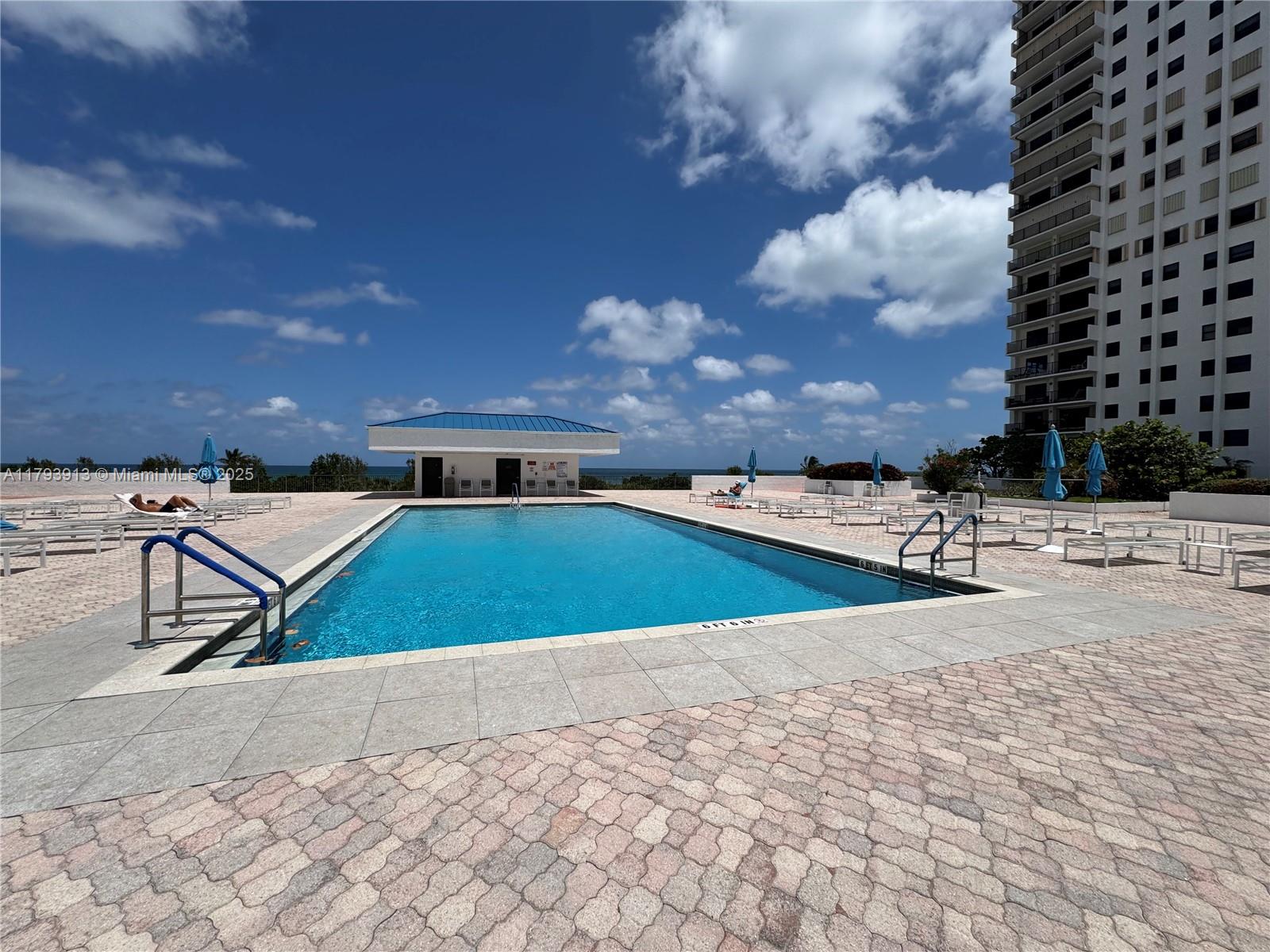 SUMMIT CONDO - Residential
