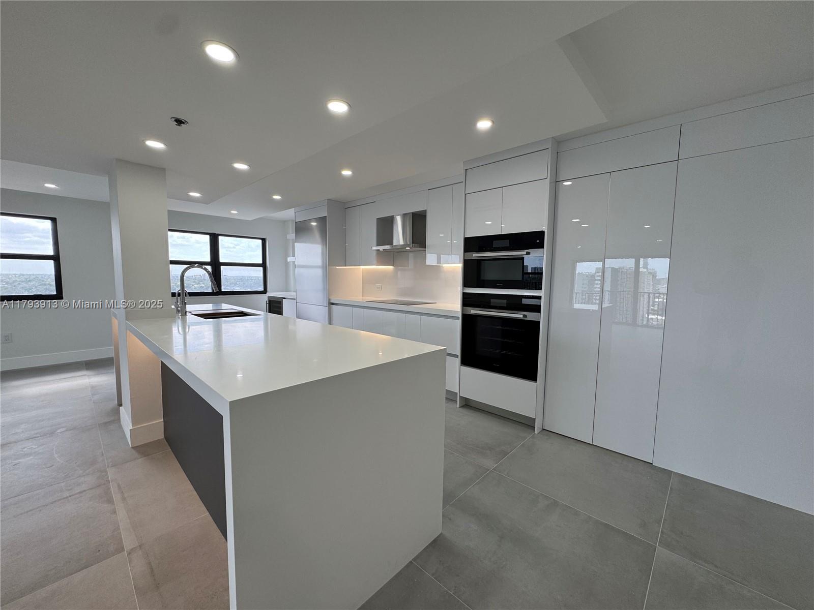 SUMMIT CONDO - Residential
