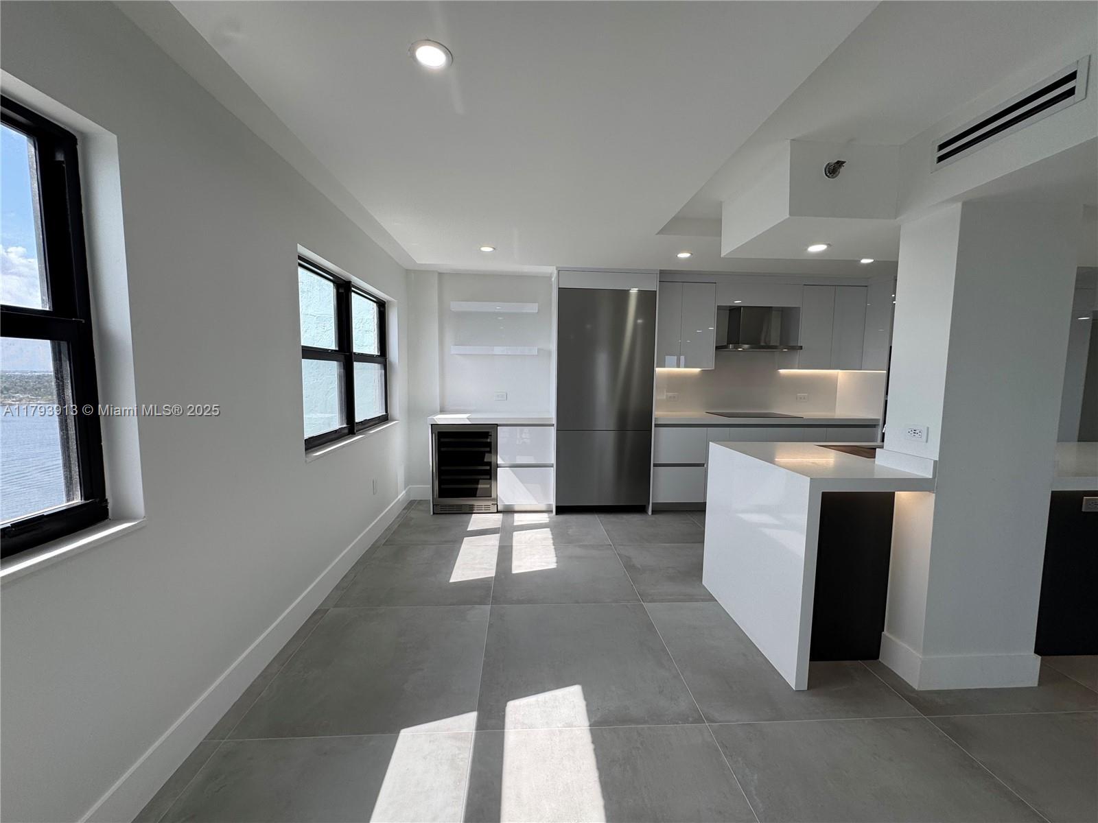 SUMMIT CONDO - Residential