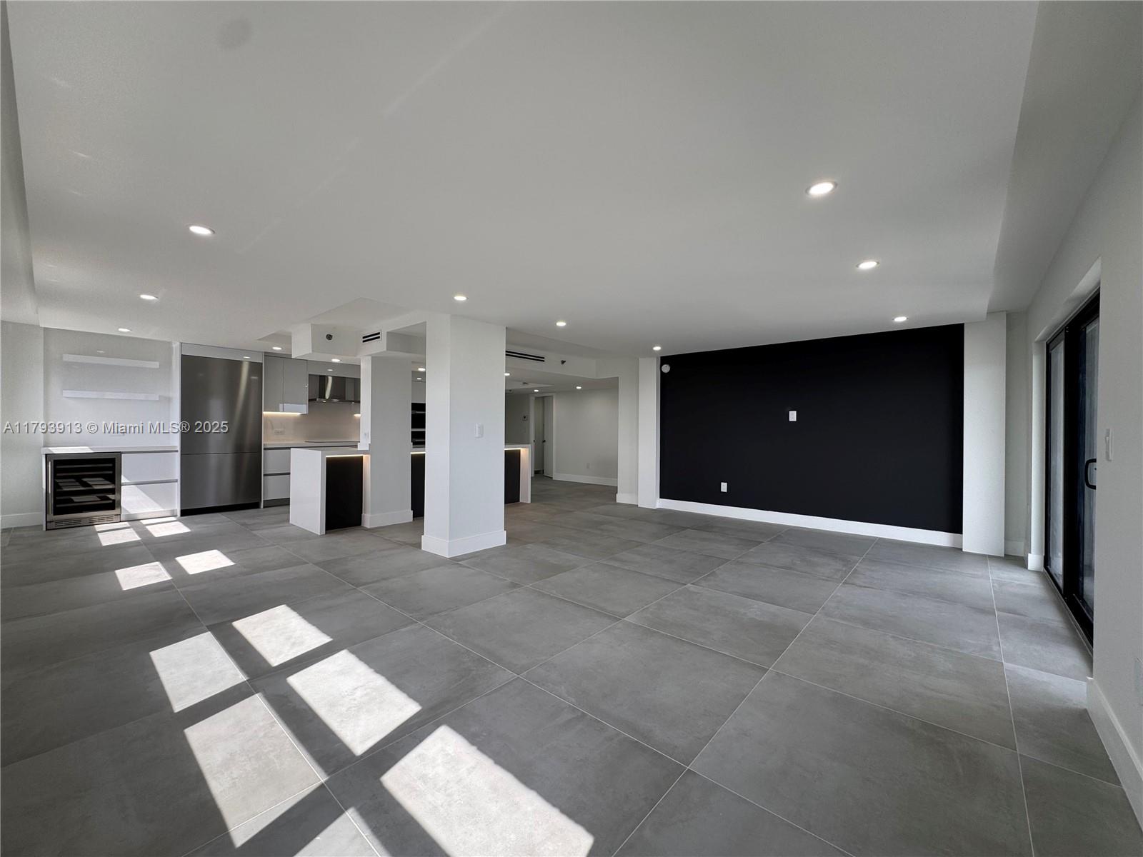 SUMMIT CONDO - Residential