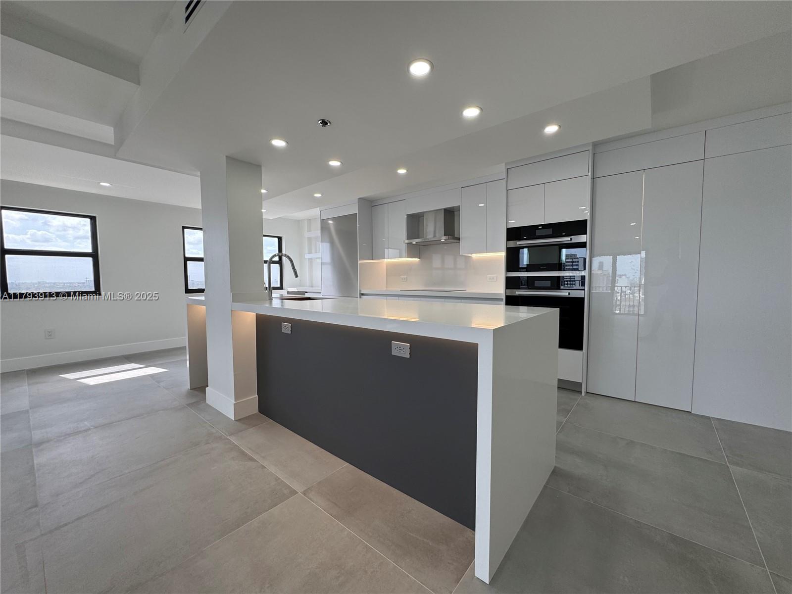 SUMMIT CONDO - Residential