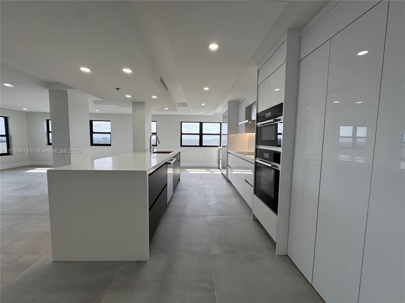 SUMMIT CONDO - Residential