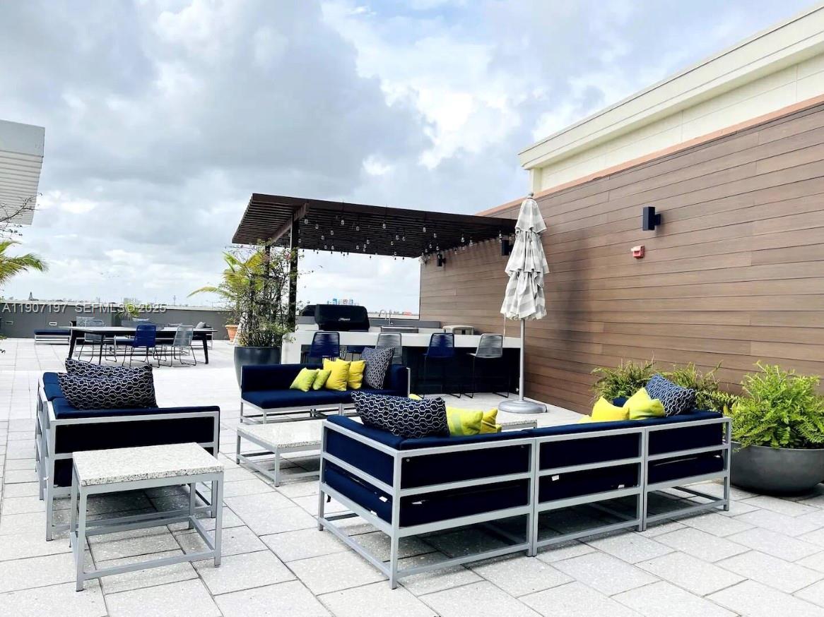 MIDBLOCK MIAMI CONDO - Residential