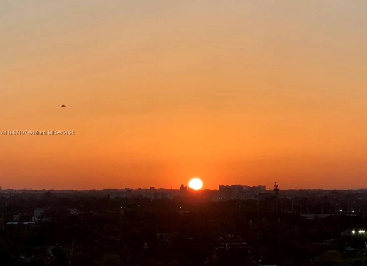 MIDBLOCK MIAMI CONDO - Residential