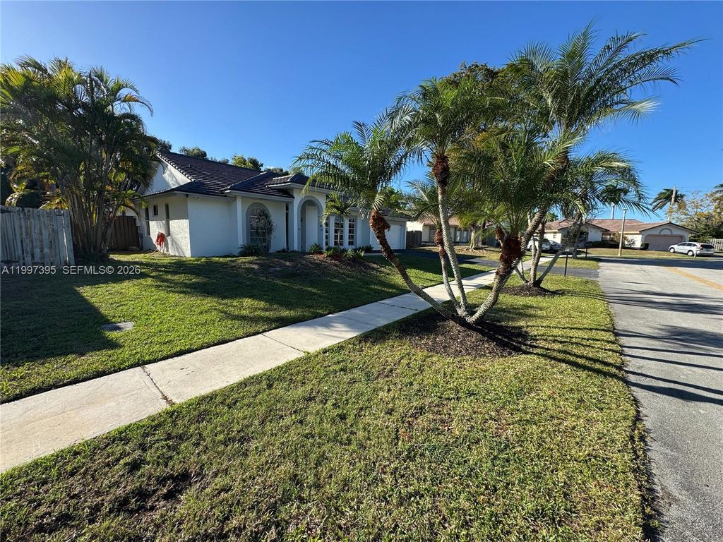 Photo of 427 SW 169th Ter, Weston, FL 33326 (MLS # A11997395)