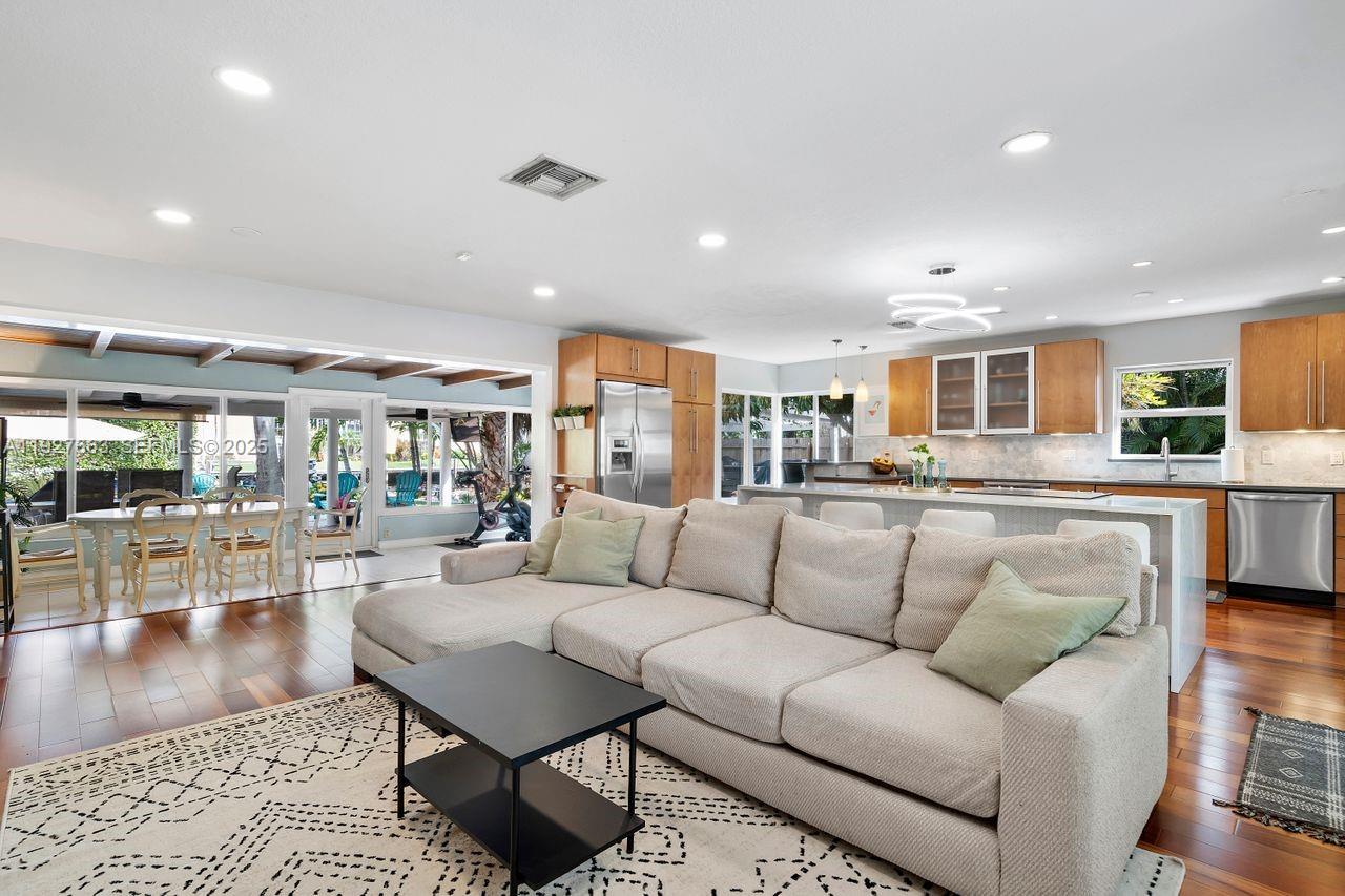 View photos, virtual tours, details... 2837 NE 17th Ave