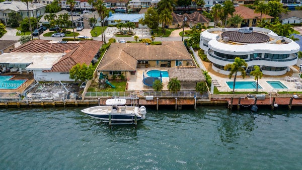 3324 NE 167TH ST, NORTH MIAMI BEACH, FL 33160 - Image d68a2b7200dbdbf09e302c3b19dc9755/3169308096