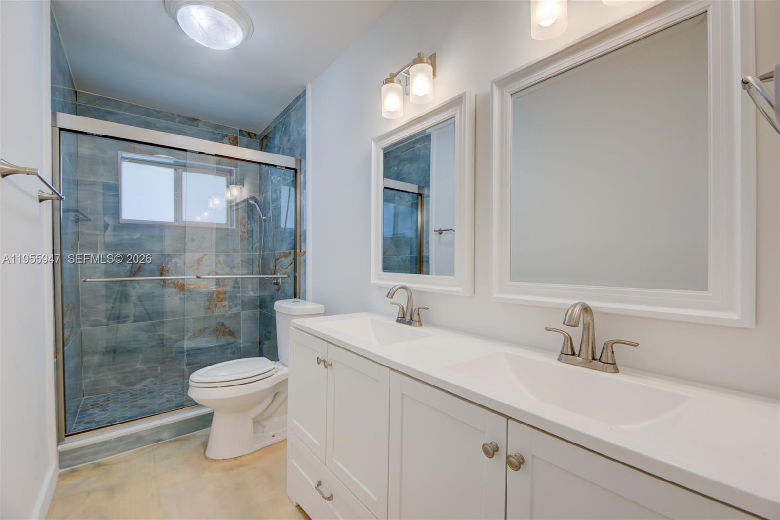 HOLLYWOOD HILLS - Residential