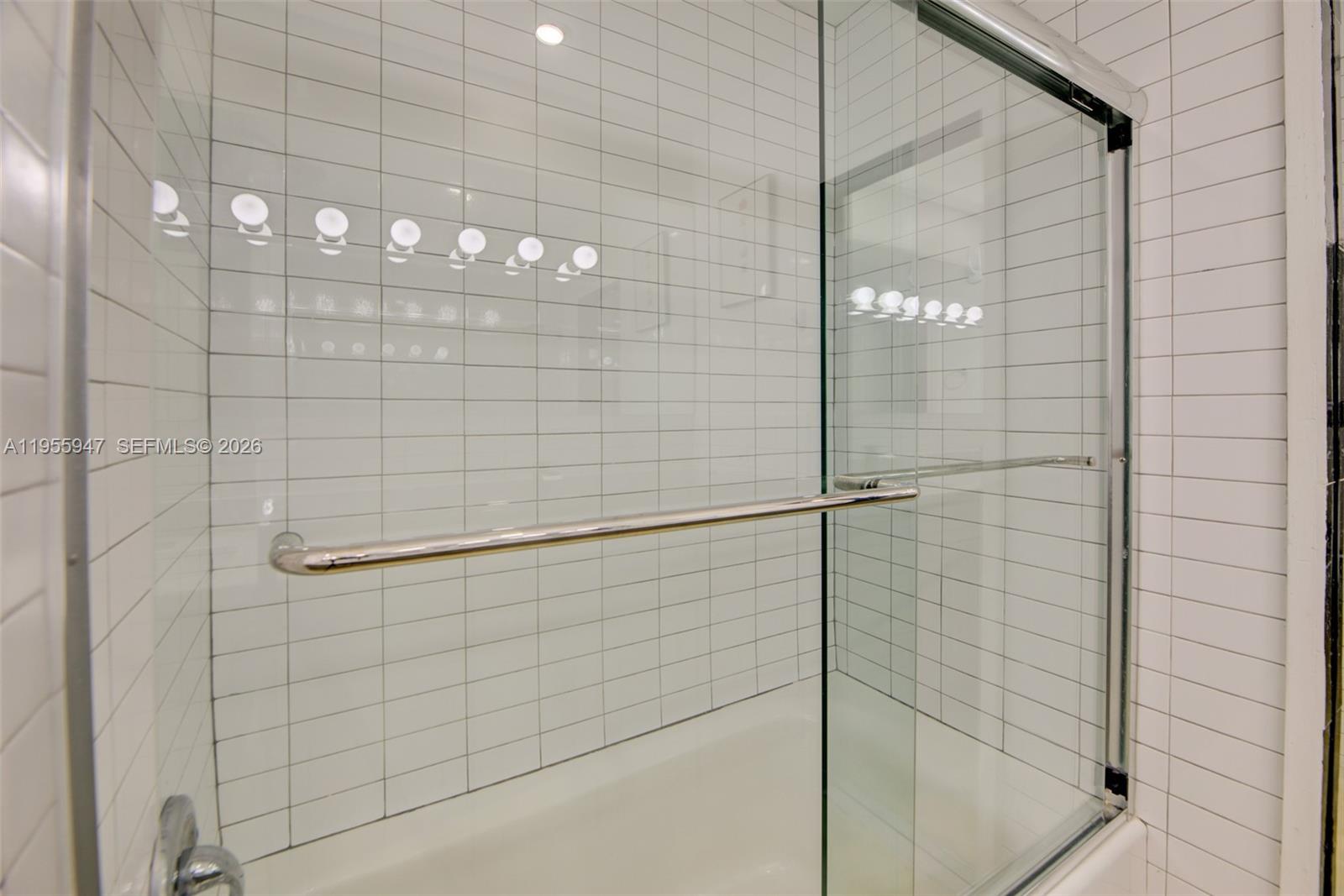 HOLLYWOOD HILLS - Residential